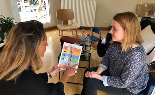 Anna (à gauche), maman d'Alice, petite fille handicapée et scolarisée en milieu ordinaire est accompagnée par Sandrine et la plateforme Crescendo depuis deux ans.