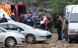 Les forces de l'ordre ont lancé mercredi à l'aube une opération d'évacuation d'un camp illégal de Roms, devenu symbolique en raison de sa visibilité en plein centre de Lyon.