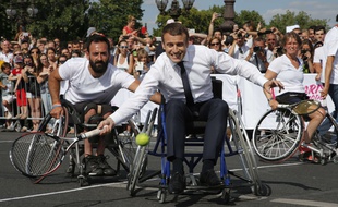 Emmanuel Macron joue au tennis en fauteuil sur le pont Alexandre-III à Paris, le 24 juin 2017.