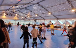 Vincennes La patinoire transform e en piste de roller pour