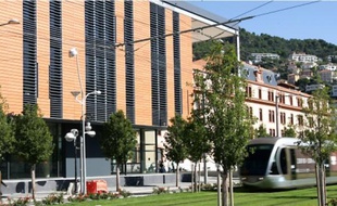 Les grands espaces de la B.U., ici au premier plan, sont encore vides, faute de mobilier.