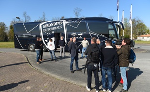 Un groupe de 17 soignants de Nouvelle-Aquitaine envoyés en renfort à Mulhouse dans le car des Girondins.