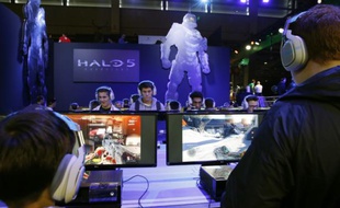 Des visiteurs jouent à la Paris Game Week, le 28 octobre 2015