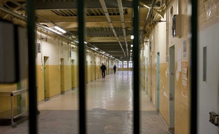 Illustration surveillant dans les couloirs de la maison centrale d'Ensisheim.