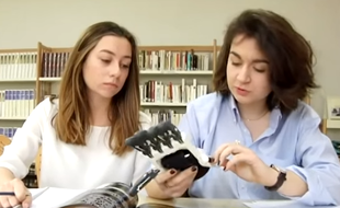 Deux lycéennes ont mis au point une prothèse de main pour leur camarade grâce à l'impression 3D.