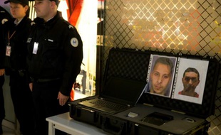 Avis de recherche de Salah Abdeslam et Mohamed Abrini le 3 décembre 2015 à l'aéroport Charles-de-Gaulle à Roissy-en-France