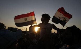 Des militants égyptiens qui avaient lancé la révolte à l'origine de la chute de Hosni Moubarak en 2011 veulent maintenir la pression avec de grandes manifestations mardi après le verdict jugé trop clément contre l'ancien président et plusieurs de ses proches.