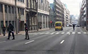 La police belge bloque la rue de la station de métro Maelbeek après une série d'explosion dans la capitale, le 22 mars 2016.