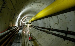 Il aura parcouru près de 2 km en cinq mois. Parti le 27 septembre du quartier de Gerland (7e), à Lyon, le tunnelier qui creuse sous le Rhône le prolongement de la ligne B du métro doit arriver à son terminus de la gare d'Oullins mercredi 2 mars 2011.