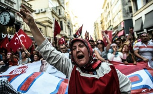 Une femme scande des slogans nationalistes lors d'une manifestation contre les rebelles kurdes du PKK, le 16 août 2015 à Istanbul