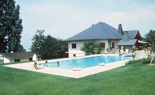 Une piscine privée. ILLUSTRATION