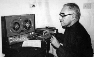 Photo non-datée de l'archevêque salvadorien Oscar Romero, défenseur des droits de l'Homme pendant la guerre civile