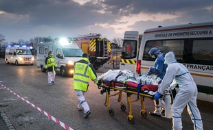 Un transfert de patient au plus fort de la crise en mars 2020.