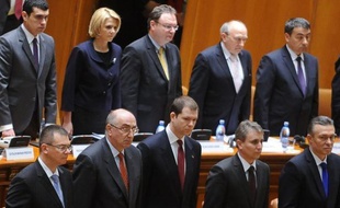 Le président roumain Traian Basescu a nommé vendredi le chef de l'opposition de gauche Victor Ponta au poste de Premier ministre après la chute du gouvernement de centre-droit, affichant son souhait de rassurer les marchés inquiets du risque d'instabilité politique.
