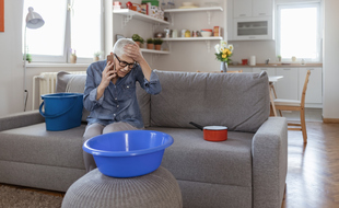 L’important est de protéger tous les meubles et objets qui se trouvent en dessous de la zone touchée