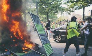 Pendant un acte des «gilets jaunes».