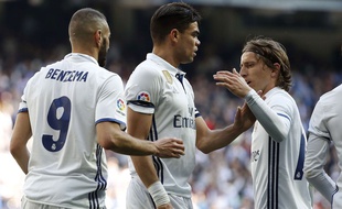 Pepe (au centre), entre Karim Benzema et Luka Modric, dimanche contre Alavès.