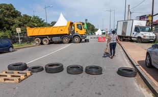 Un barrage routier à un rond-point en Guyane, le 11 avril 2017.
