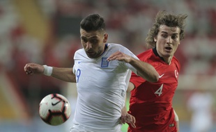 L'attaquant grec Efthymios Koulouris contre la Turquie lors d'un match amical à Antalya, le 30 mai 2019.