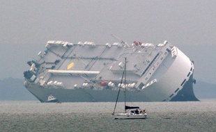 Les 25 membres d'équipage du Hoegh Osaka, un navire de 51.000 tonnes immatriculé à Singapour, ont pu être tous secourus par hélicoptère et par bateau.
