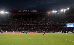 Vue générale du Parc des Princes avec le slogan "Ici c'est Paris".