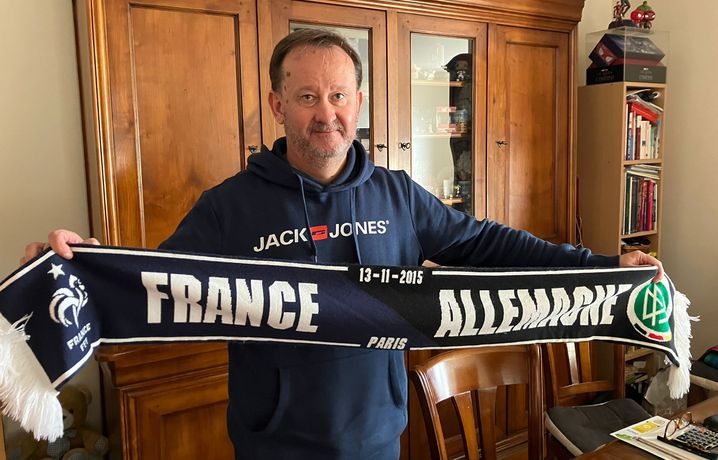 Arnaud à son domicile, avec l'écharpe du match France-Allemagne qu'il conserve précieusement. 