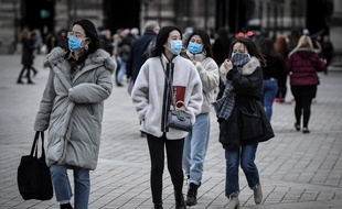 Des touristes portant un masque à Paris.
