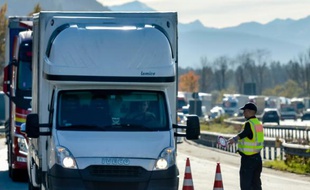Un policier allemand effectue des contrôles à la frontière entre l'Autriche et l'Allemagne dans la ville de Kiefersfelden le 3 novembre 2015