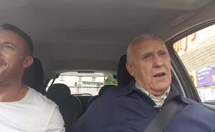 La vidéo de Ted McDermott, atteint d'Alzheimer, et de son fils a été vue plus de 2 millions de fois.