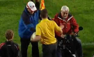Un supporter handicapé tente de rouler sur un arbitre aux Pays-Bas, le 22 août 2011.
