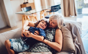 La condition de grands-parents est reconnue par la loi et impose des devoirs et des obligations.