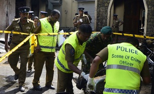 Au Sri-Lanka, des forces de police fouillent les décombres d'une des églises ciblées par une vague d'attentats ce dimanche.