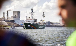 Le navire Arctic Sunrise de Greenpeace, arraisonné il y a un an par les autorités russes, a été mis sous séquestre par les autorités espagnoles pour s'être approché d'un navire de la compagnie pétrolière Repsol dans une zone d'exclusion maritime
