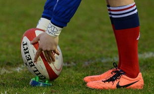 Un joueur de rugby place un ballon lors d'un match au pays de Galles, en février 2014.