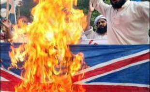 La colère montait mardi au Pakistan après l'anoblissement de l'écrivain Salman Rushdie par Elizabeth II d'Angleterre et des islamistes ont brûlé des effigies de la reine, vilipendée également par des conservateurs en Iran.