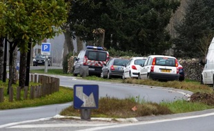 Des véhicules de la gendarmerie stationnent le 9 mars 2015 sur la route de Barsac (Gironde) où le corps d'une jeune enfant de 9 ans a été tuée par balle