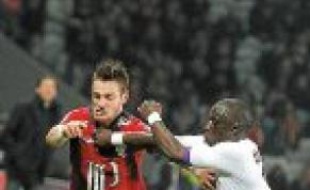 Debuchy face à M'Bengue, mardi.