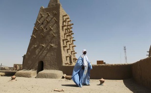 Un homme se tient devant la mosquée de Djingareyber à Tombouctou, le 4 février 2016