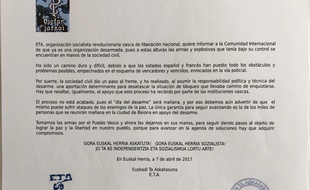 Photo diffusée par la BBC d'une lettre adressée à la communauté internationale par ETA, datée du 7avril 2017, indiquant son désarmement total le 8 avril 2017.