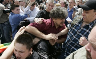 Des homosexuels revendiquant le droit à célébrer la gay pride sont attaqués par des manifestants nationalistes à Moscou, le 27 mai 2007.