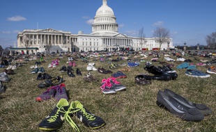 7.000 chaussures ont été déposées sur la pelouse du siège du Congrès à Washington.