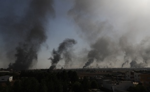 De la fumée s'élève à la frontière entre la Turquie et la Syrie, le 10 octobre 2019, au second jour de l'offensive d'Ankara contre les Kurdes.