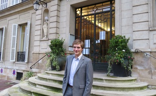 Robin Reda, le 27 ocotbre 2014, devant la mairie de Juvisy-sur-Orge (Essonne)