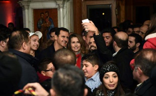La page facebook de la présidence syrienne montrant le président Bachar al-Assad entouré de choristes dans une église le 18 décembre 2015 à Damas