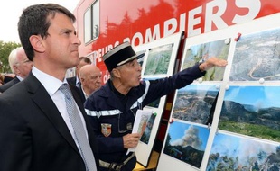 Le ministre de l'Intérieur Manuel Valls, est venu mercredi à Orgon (Bouches-du-Rhône) "rendre hommage" aux pompiers et aux différents services qui ont lutté contre l'incendie, qui a brûlé plus de 400 hectares dimanche dans la commune, "sans doute le feu le plus important de cet été", a-t-il souligné.