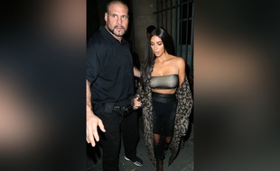 Kim Kardashian avec son garde du corps Pascal Duvier, le 29 septembre 2016 à Paris.