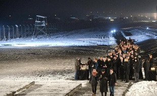 Le président polonais Bronislaw Komorowski (c) et des invités allument des bougies en mémoire des victimes du camp nazi d'Auschwitz, le 27 janvier 2015 à Oswiecim, en Pologne