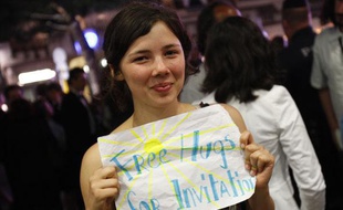 Les «Free hugs» sont partout ! Mais franchement, un câlin contre une invitation pour une projection de film, pas sûr que ça marche...