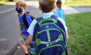 Des enfants portant un masque et retournant à l'école en pleine période de crise sanitaire due au Covid-19. (Illustration)