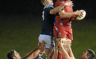 Félix Lambey saute en touche face aux Gallois lors du Tournoi des VI Nations.